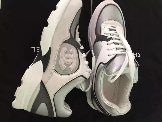 杨幂一口气买了十双的鞋,杨幂穿的薄荷绿运动鞋