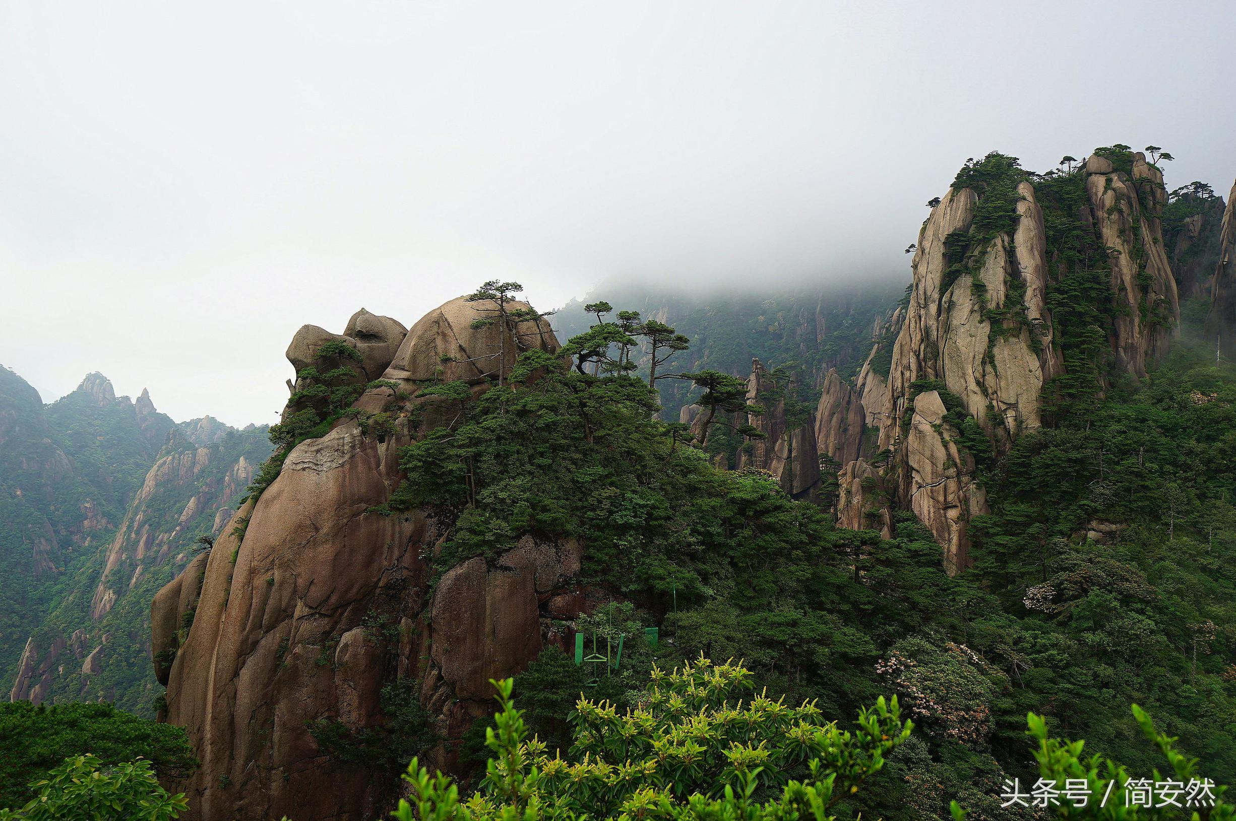 云雾缭绕人间仙境的三清山,云雾中的三清山如画般的仙境