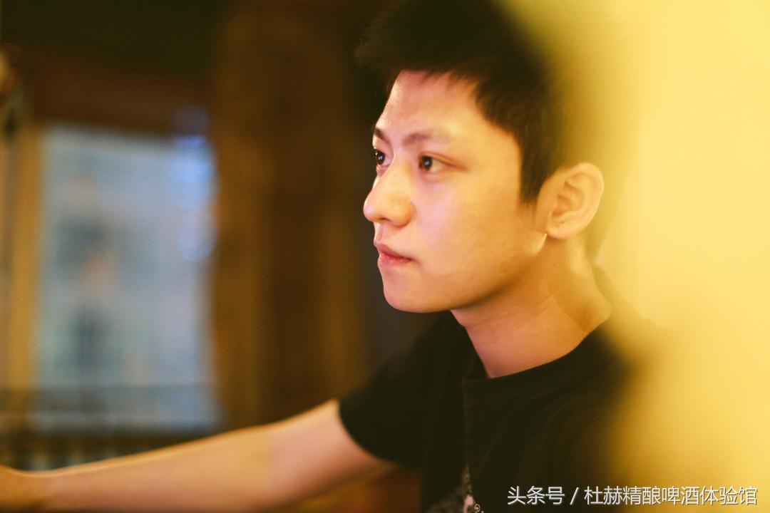 逃亡酒吧有温婉纯真的纳西族姑娘,有橙黄温暖的钨丝小吊灯,还有的,便是那陪伴旅者多年的民谣吉他