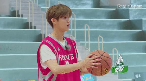 鹿晗喜欢的足球明星,鹿晗篮球球技
