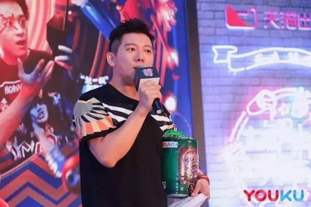 举杯呵呵喝胡海泉,胡海泉尬聊