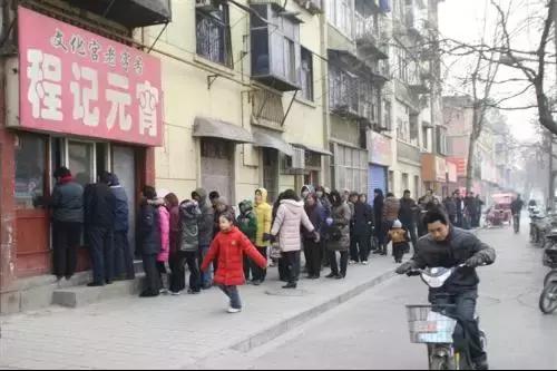 一个老外说一年之内吃遍成都,一个老外说要在一年内吃遍中国