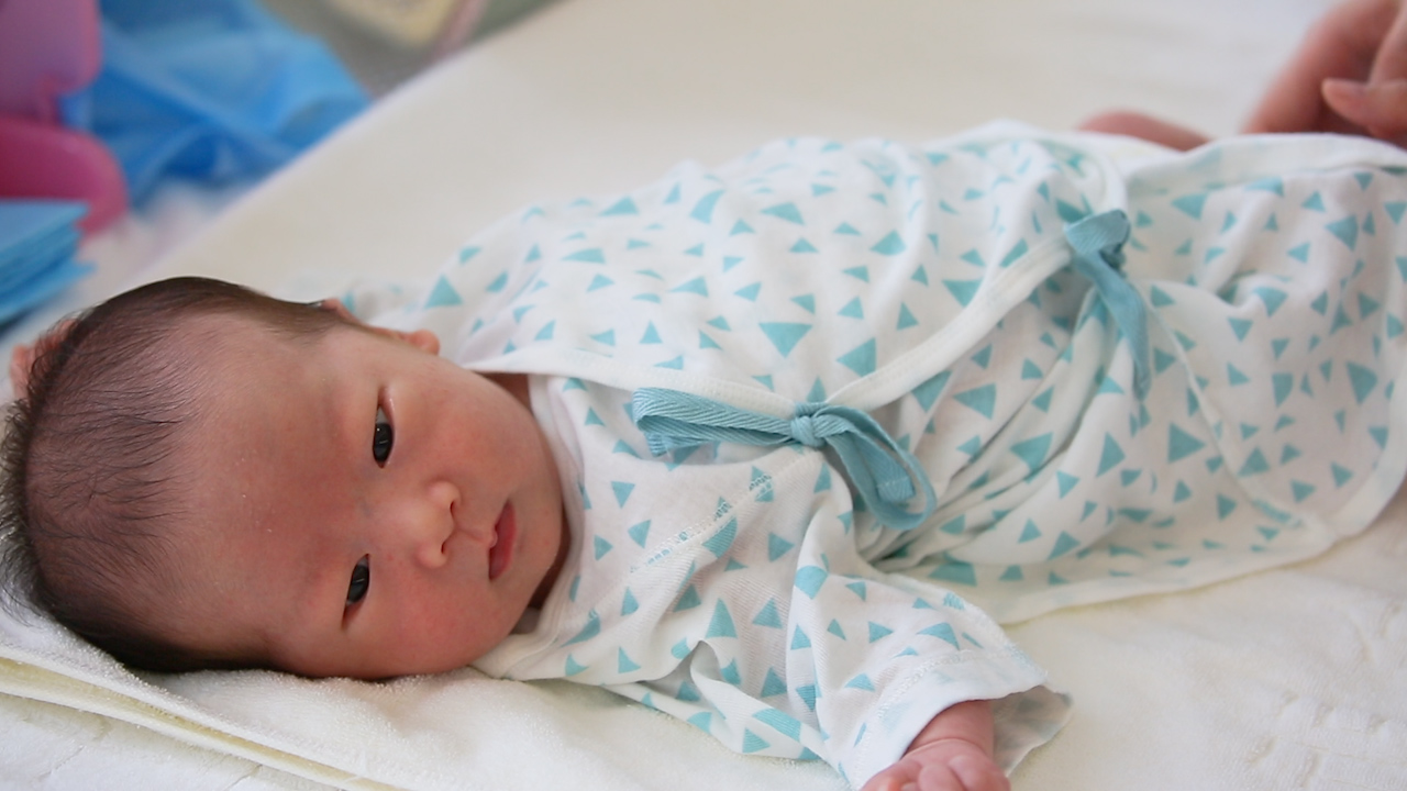 宝宝放床上一哭该不该马上就去抱,宝宝放到床上就大哭怎么回事