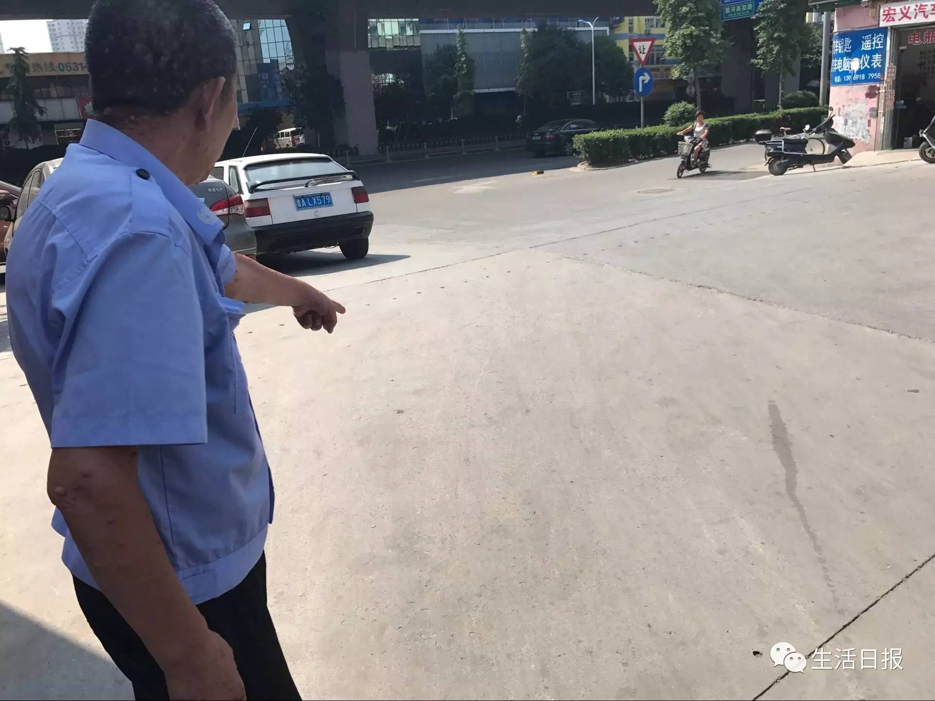 女子被自家宠物狗咬伤,女子被两只恶狗咬伤