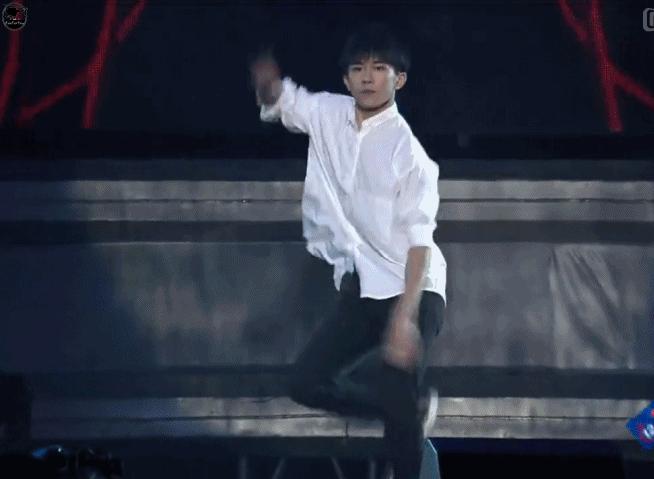 易烊千玺跳舞顶胯合集动图哦！张张是top，但最撩的是三周年的！