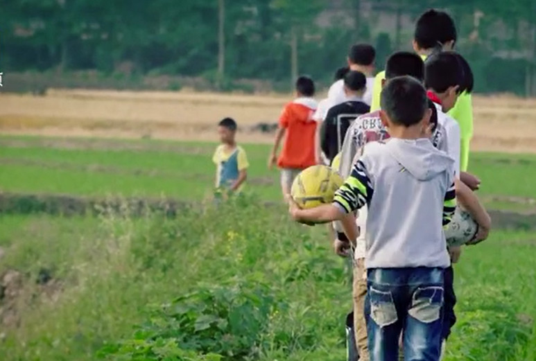 废旧轮胎陪孩子锻炼,废旧轮胎练体能