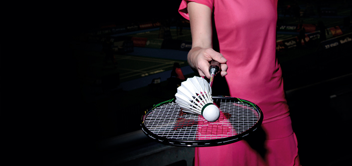 美女挑战肌肉男，看似一边倒的羽毛球比赛，在30秒后场边观众表情说明一切