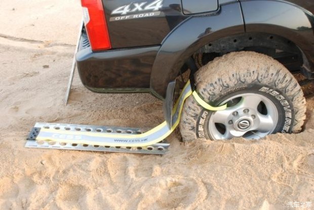 车两前轮掉坑怎么弄出来,车子单边掉坑怎么处理