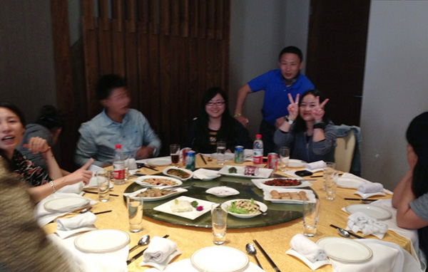 老公出去和别的女的喝酒怎么办,老公总出去喝酒夫妻感情很差