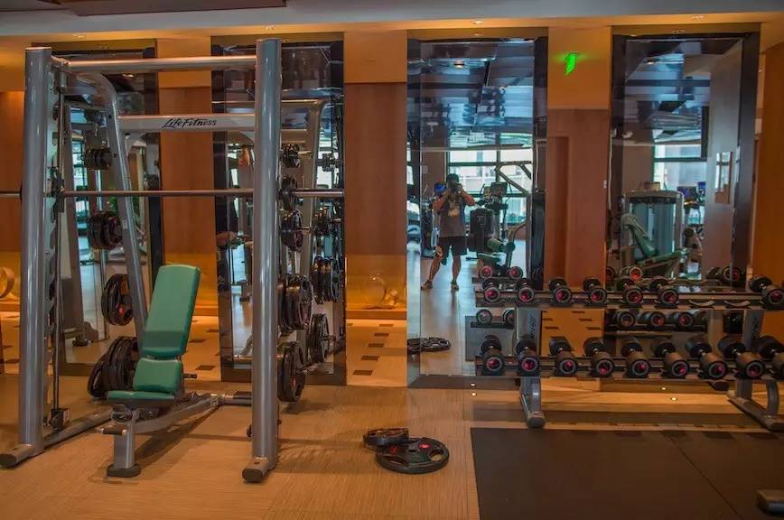 一天吃四五顿饭不长肉才怪,一天吃四顿不胖都不行