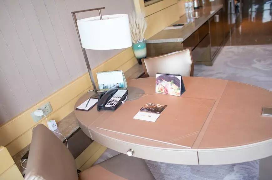 一天吃四五顿饭不长肉才怪,一天吃四顿不胖都不行