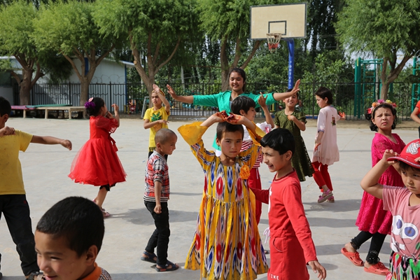 皮山县这位小姐姐暑假回来当老师,只因她和家乡有个约定