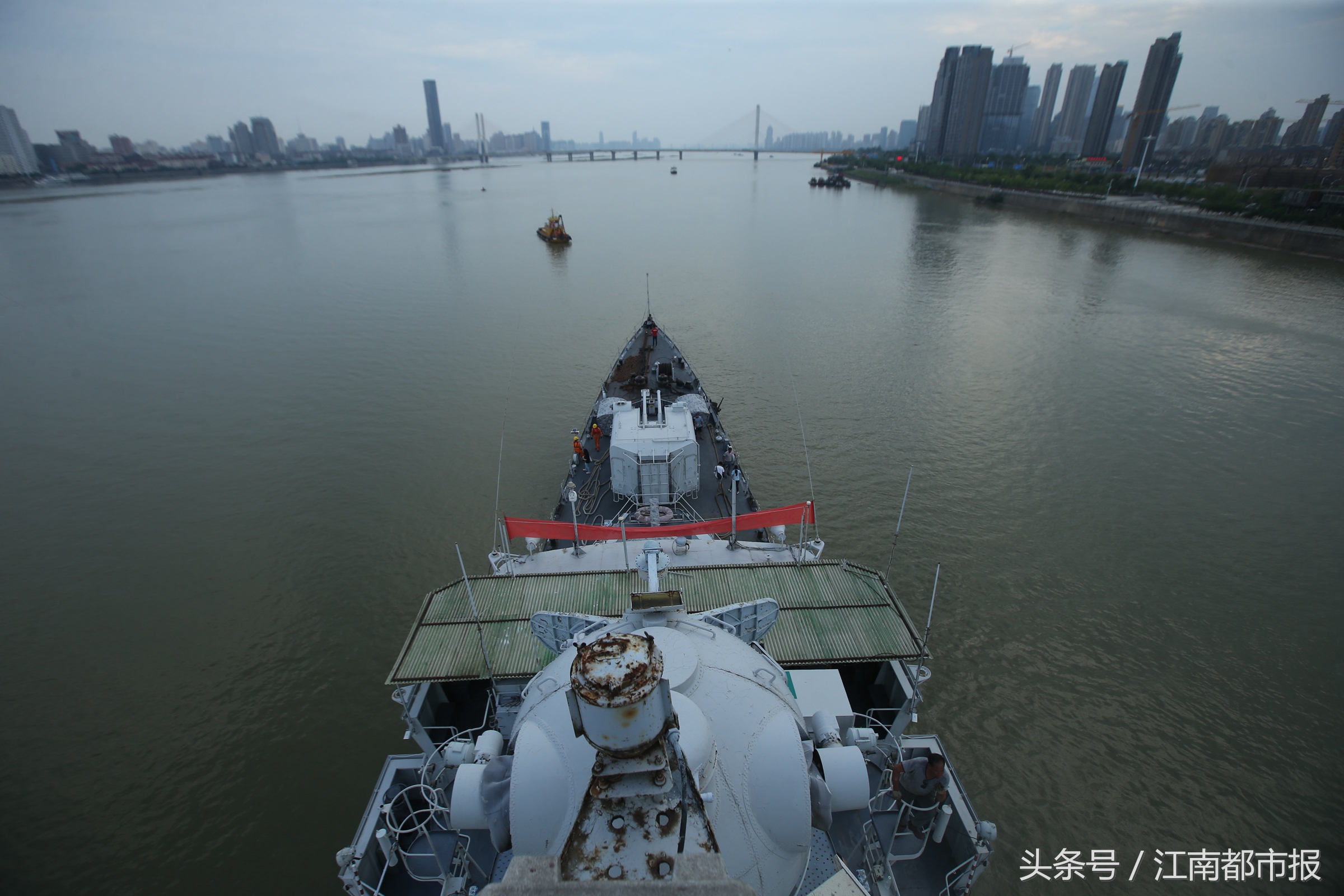 南昌舰下水视频,南昌舰回家