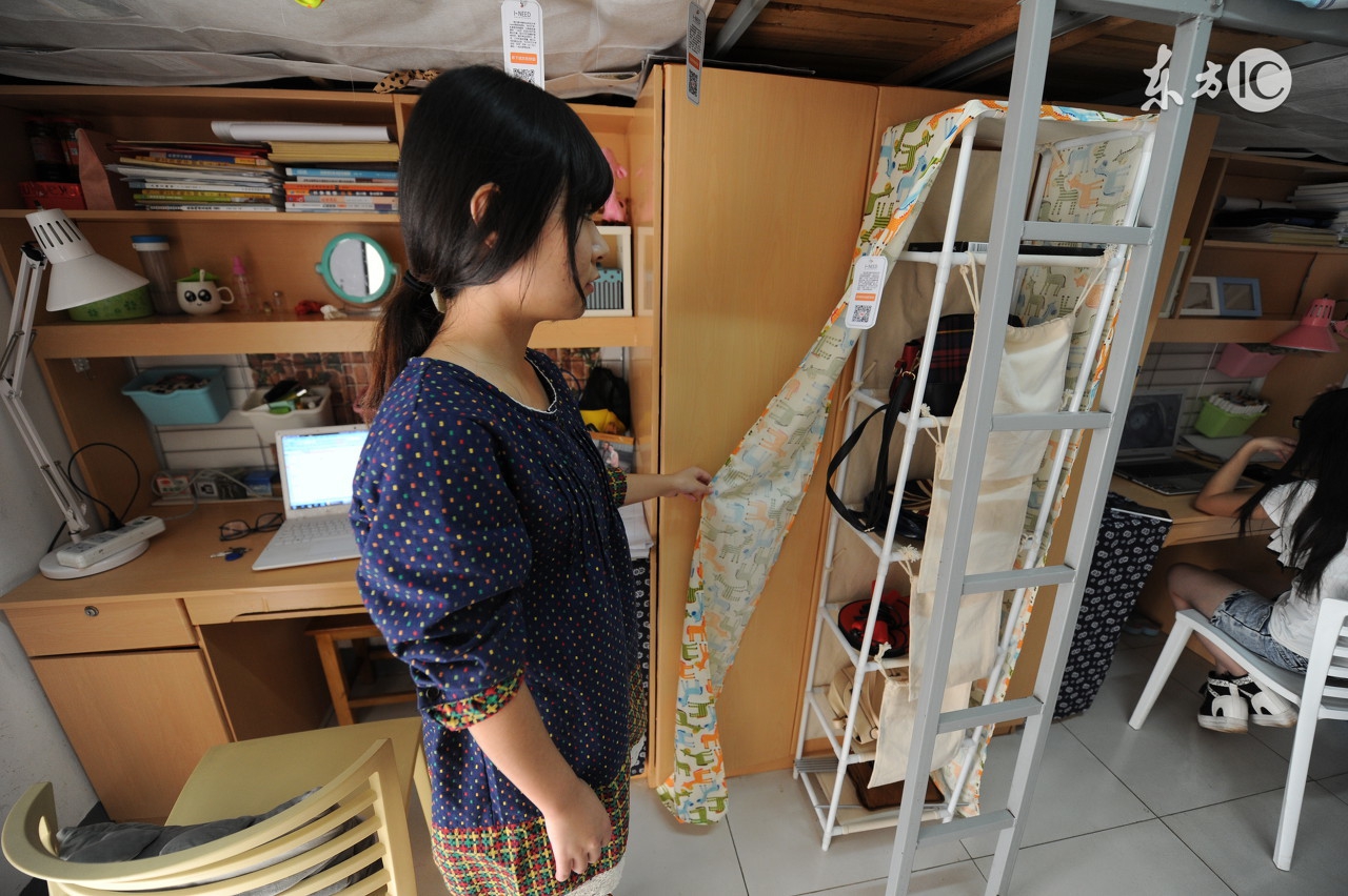 室友天天偷用别人的东西，用她东西就翻脸，怎么让她滚出去？