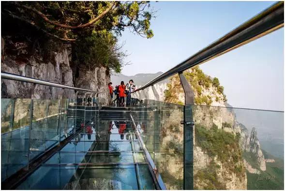 绝壁上的玻璃栈道美景与惊险共存,5d玻璃栈道特效屏惊险刺激又好玩