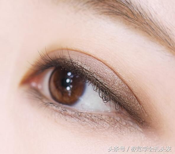 简单的韩式盘发中长发,一款韩式随意盘发编发教程