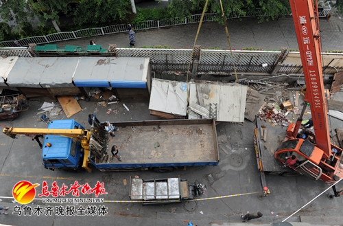 天山区启动大湾北路城市病治理工程60间占道彩钢板房被拆除