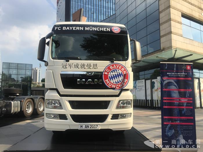 不是宇通也不是比亚迪！拜仁慕尼黑球队“*用御**”的这款红色大巴出自谁家？