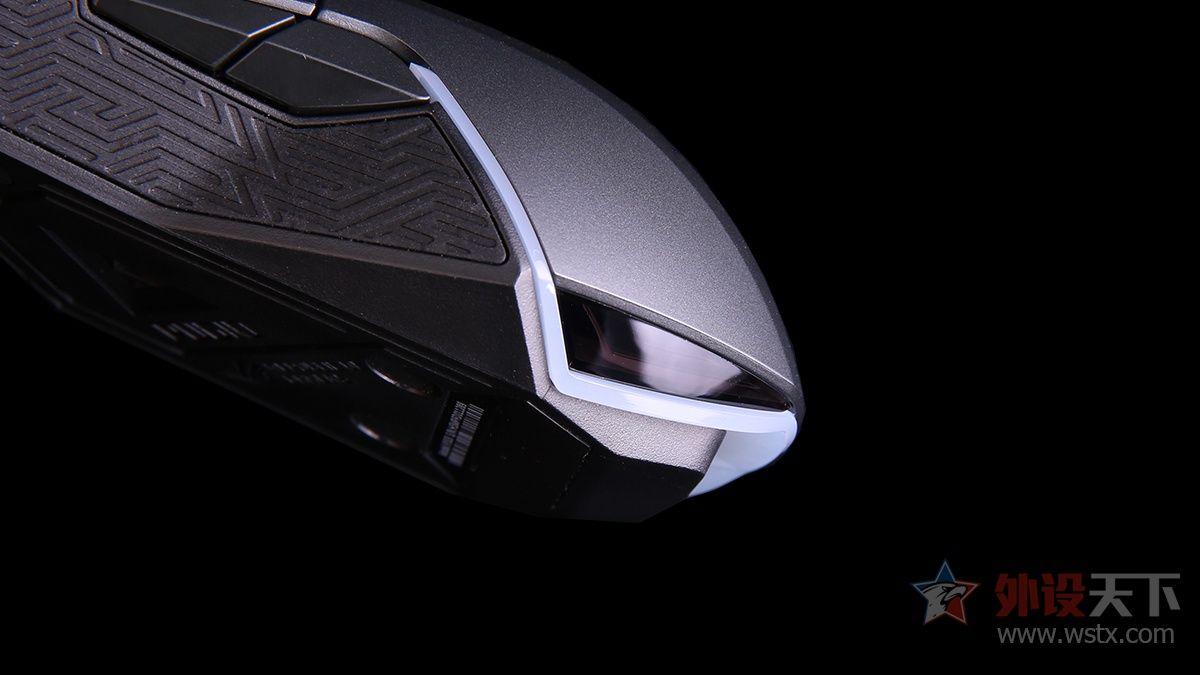 小手玩家的福音，玩家国度这款电竞鼠标针对中小手型设计，拥有便捷的可更换微动和侧键功能