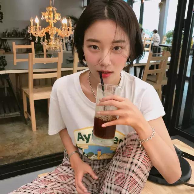 面部表情尴尬僵硬不自然怎么拍照,一拍照肢体就僵硬就尴尬