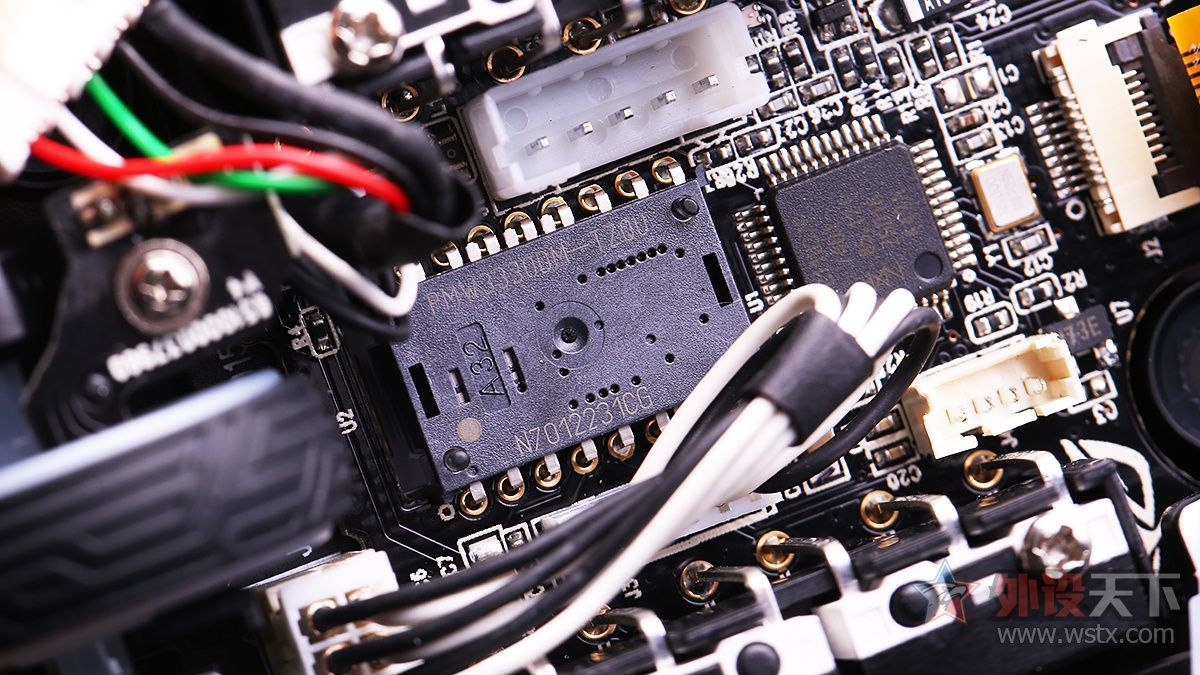 小手玩家的福音，玩家国度这款电竞鼠标针对中小手型设计，拥有便捷的可更换微动和侧键功能