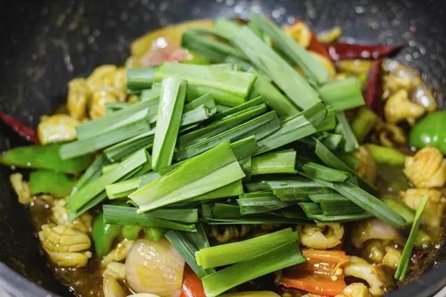 干锅墨鱼仔的正宗做法视频,半成品包装墨鱼仔干锅做法