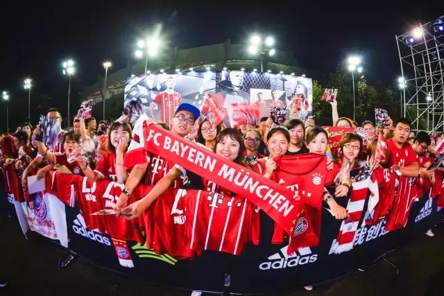 原来有一种见面会的乐趣不比一场球赛少｜阿迪达斯带你在上海看拜仁球员玩蹴鞠