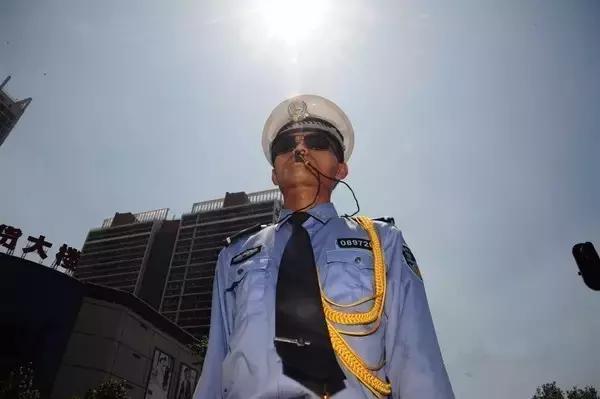 凌晨5点西安的街头感人一幕,西安高温40度搞笑视频