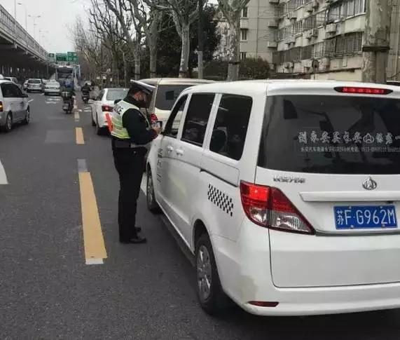 20分钟查获17起外牌车高峰时段“扎堆”占道违停等候上高架!