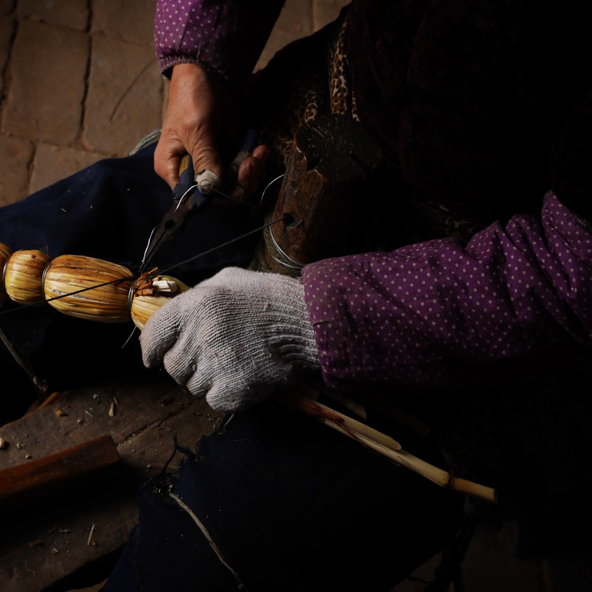 乡村里编竹筐手艺,民间技艺做笤帚