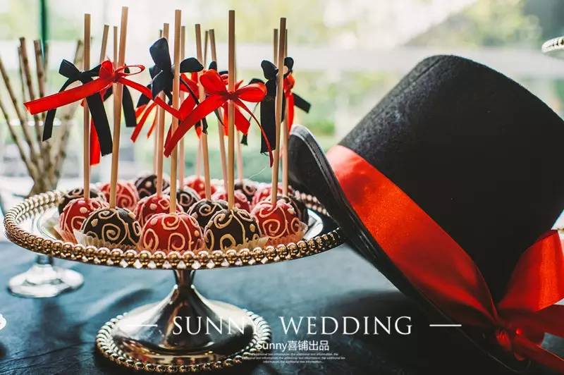 来一场轰轰烈烈的婚礼,来一场特别的订婚宴