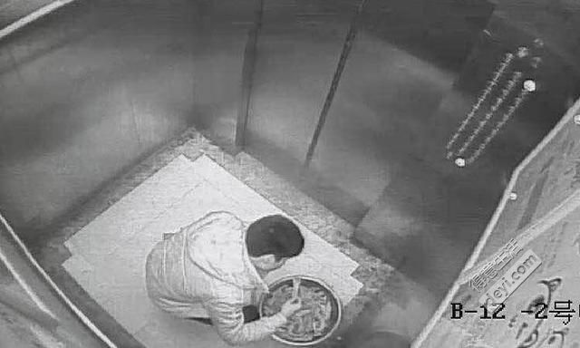 今日武汉|的士售零食饮料；筷子用久会致肝癌；吃烧烤竟尿血！