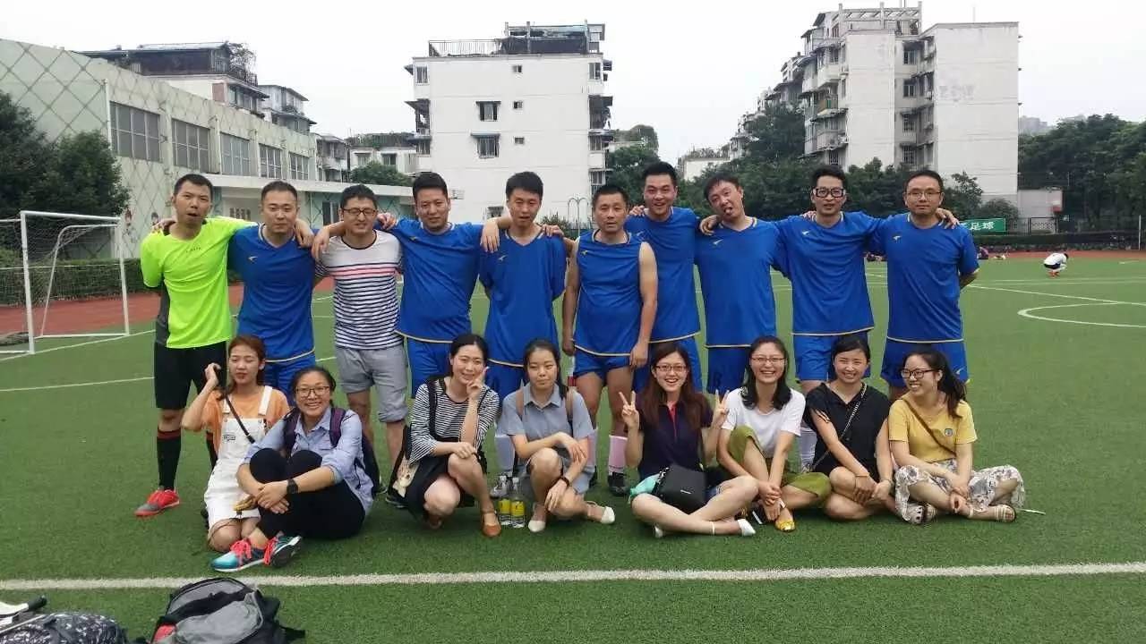 足球少年展风采,看足球的小朋友