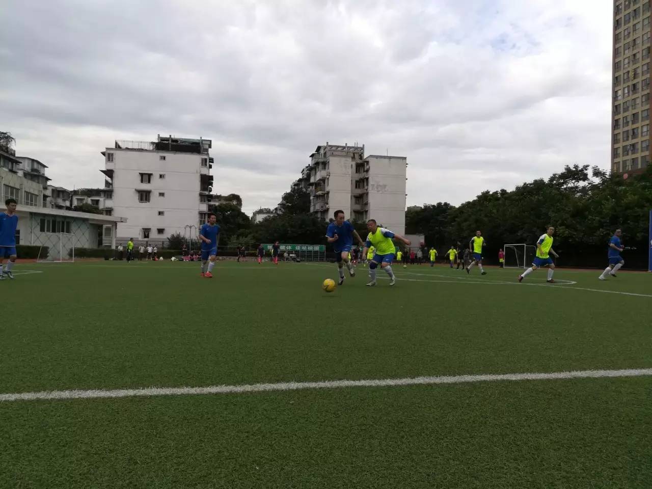 足球少年展风采,看足球的小朋友