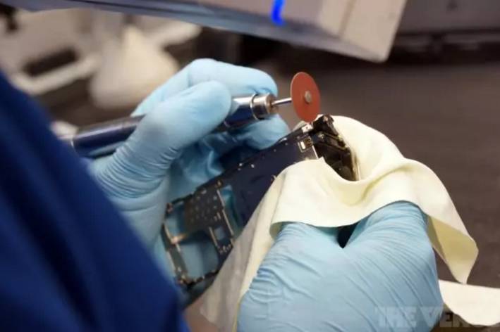 一台手机卖 247 万!刘强东戏言要亲自直升机配送的 VERTU,竟“被破产”了?!