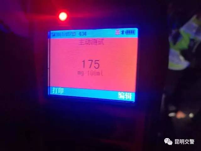 捷达怒怼水泥大罐车被打！到底怎么了！