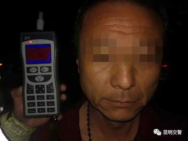 捷达怒怼水泥大罐车被打！到底怎么了！