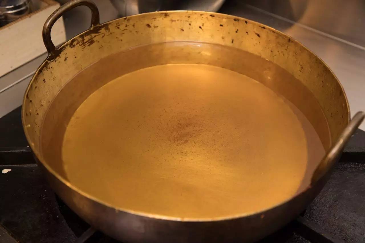 连曼殊都要去请教的日料教父，在捧红了杭州顶级日料后，竟然独自在解放路开了家亲民的料理小馆……