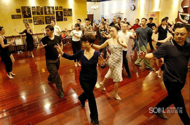 镜界丨成都探戈第一人，37岁起舞人生！