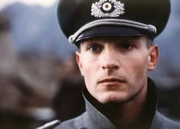 潮流咖|这件让半个娱乐圈沉迷的军装,再没一件你就过时啦!