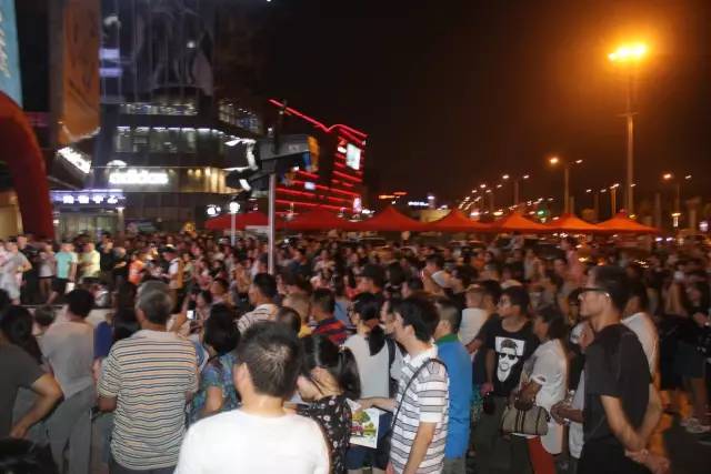 因为一个小男孩，他被评为“最暖心”车博会！