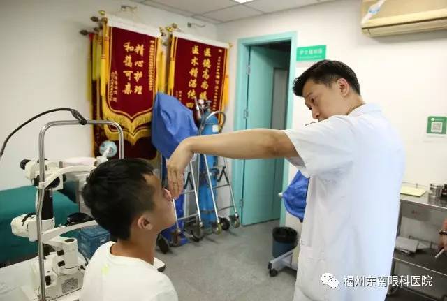 双胞胎小伙改“斜”归正，全凭东南眼科这剂良方