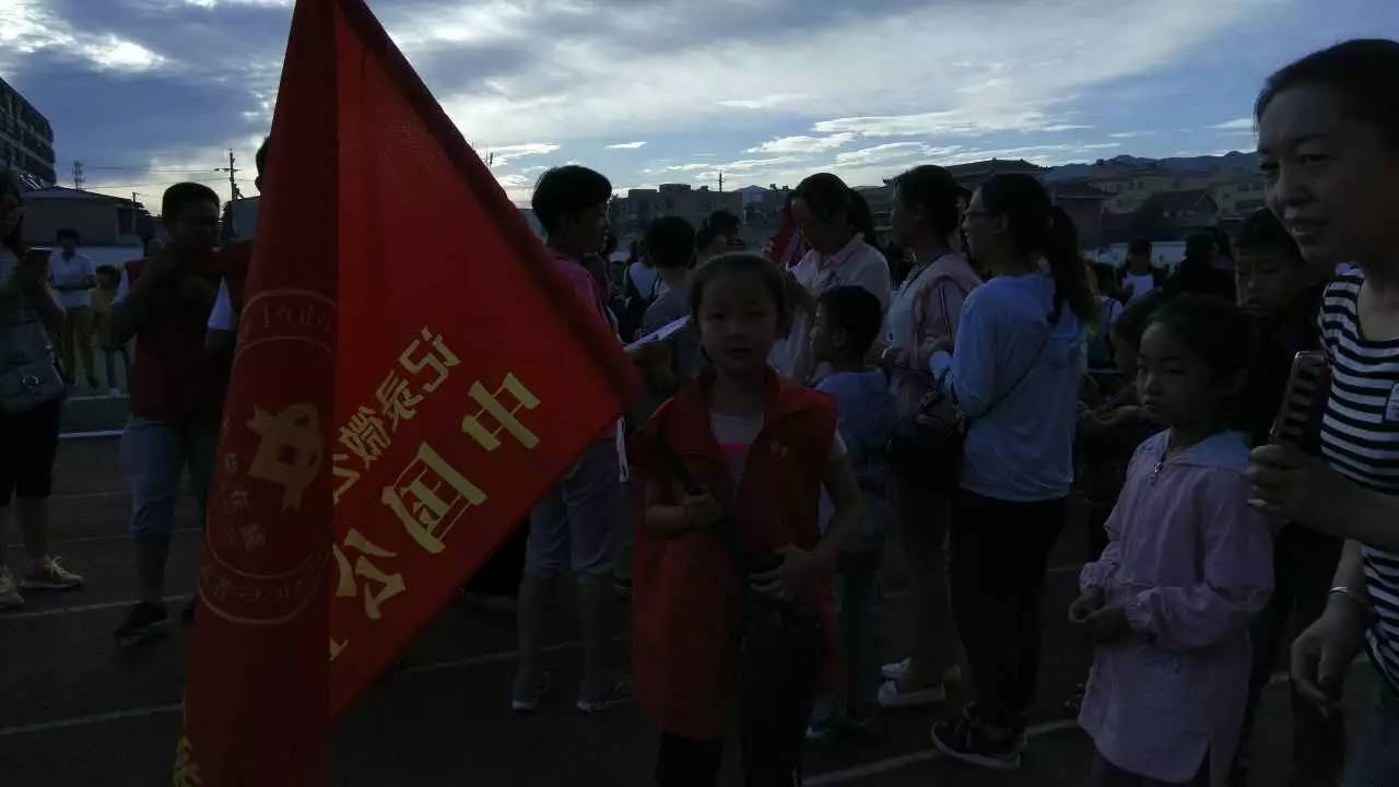 中国公益在线繁峙县爱心工作站组织“你我多一份自觉城市多一份清洁”清捡垃圾爱心活动