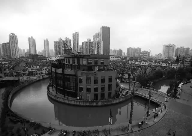 “幸运草”、“水晶盒”……这些地铁、公交站附近竟有如此魔幻的建筑