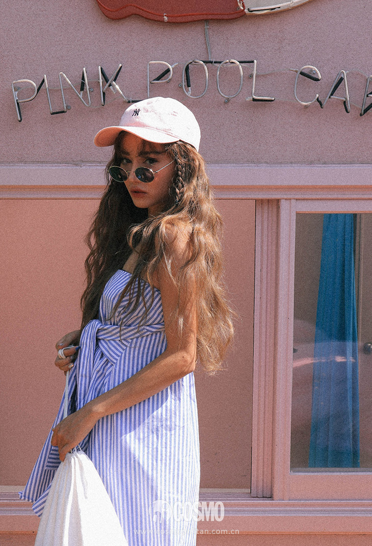 这些衣服太好看每件都想买，老板能预支下月工资不？