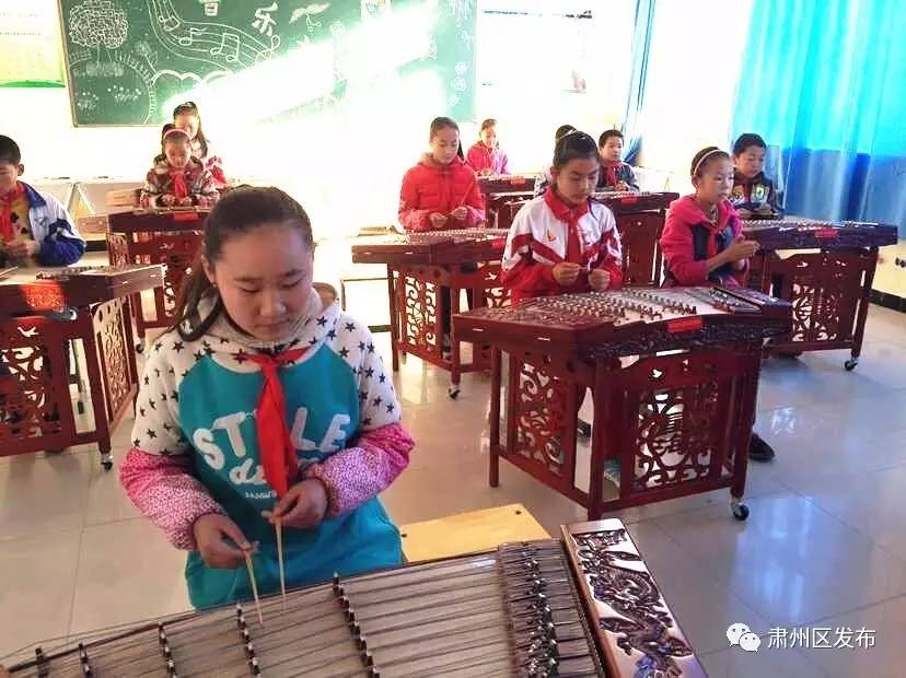 打乒乓球的快乐小朋友,打乒乓球的小朋友背景绘画