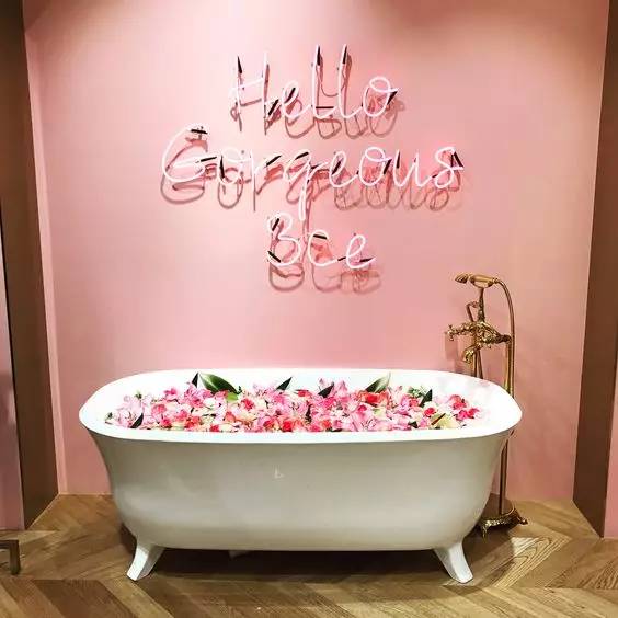 这些衣服太好看每件都想买，老板能预支下月工资不？