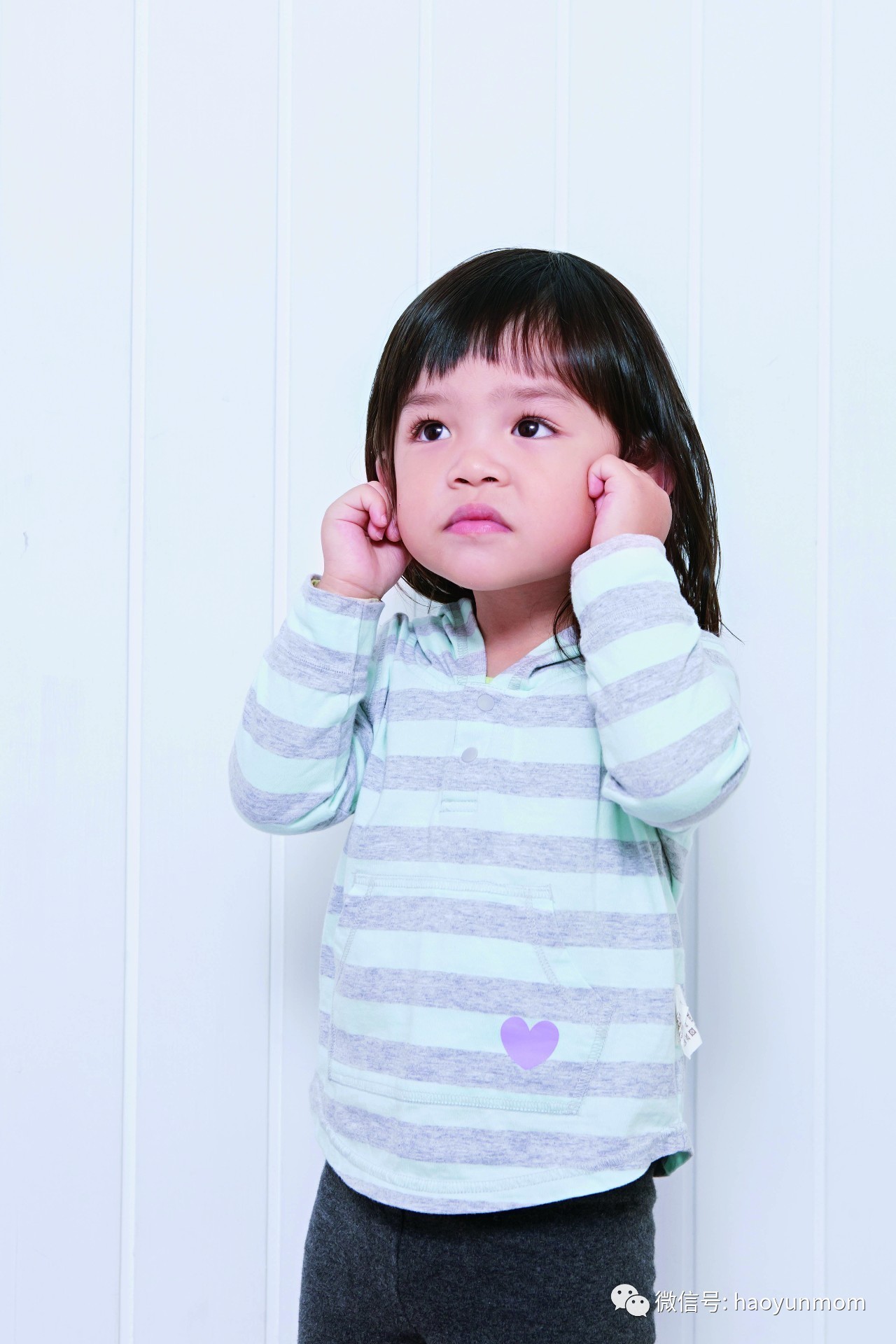 宝宝认生为什么还非要陌生人抱,宝宝认生不让陌生人抱着