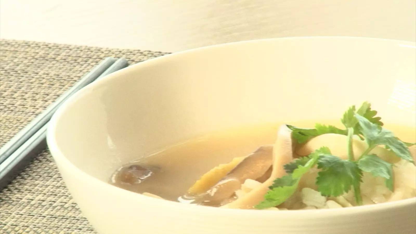 一家开在43楼的空中餐厅，去这里吃饭你得带上两个胃