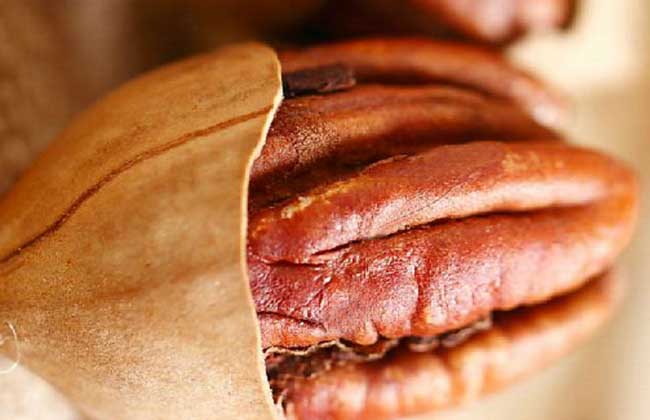 碧根果碎和碧根果有什么区别,生碧根果和炒熟的碧根果哪个好